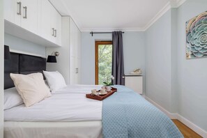 2 bedrooms, desk, iron/ironing board, travel crib
