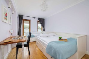 2 habitaciones, escritorio y tabla de planchar con plancha 