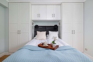 2 habitaciones, escritorio y tabla de planchar con plancha 