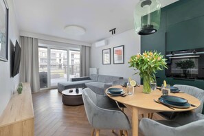 TV, offices - Cozy Apartment | Parking, Terrace and Spa Area (Dziwnów)