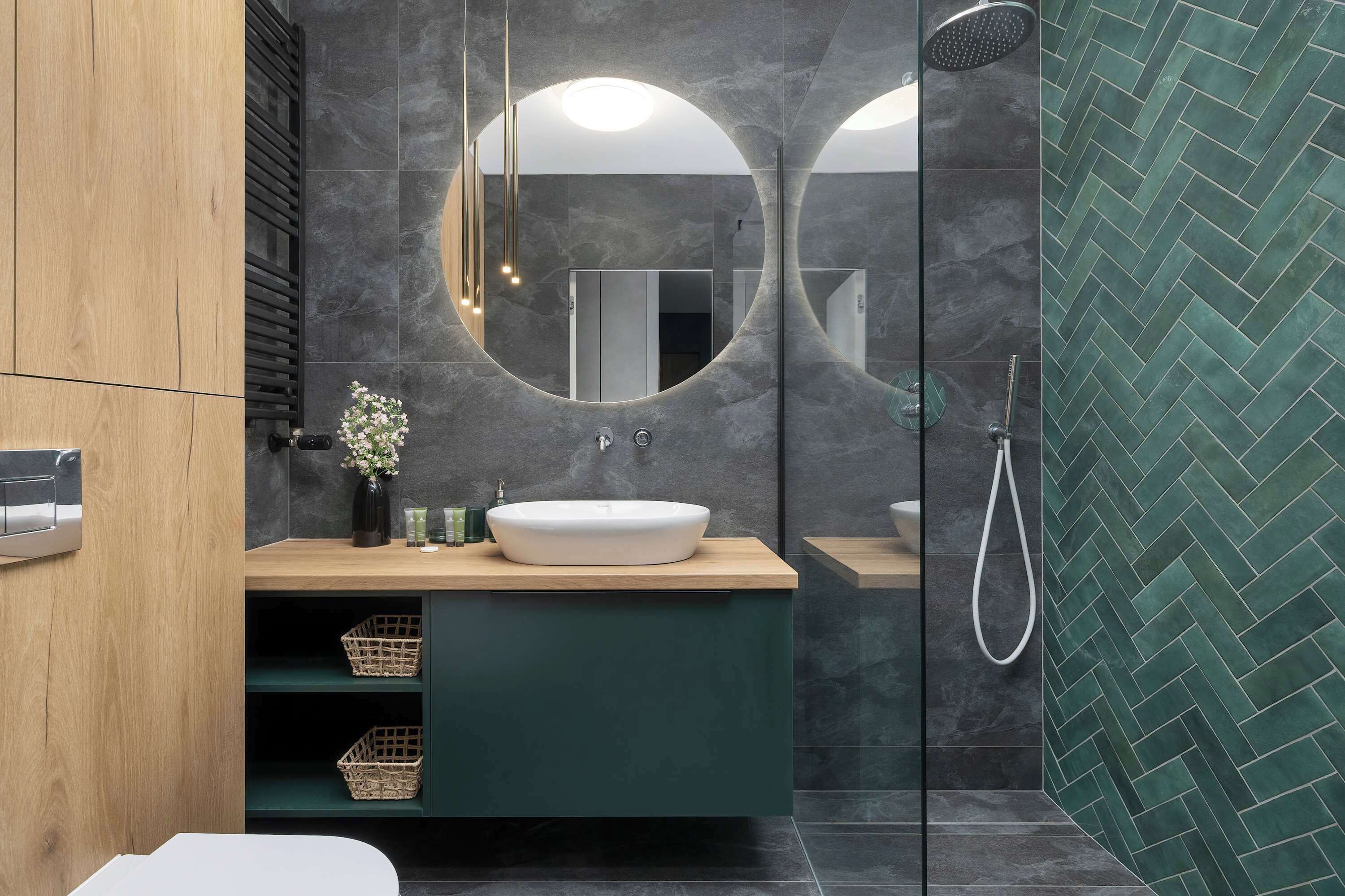 Shower, hair dryer, towels, shampoo