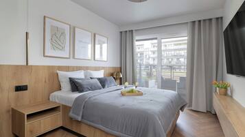 1 dormitori, planxa i posts de planxar, un bressol de viatge i wifi