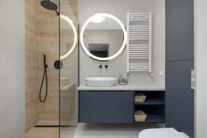 Shower, hair dryer, towels, shampoo