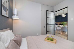 2 bedrooms, iron/ironing board, travel cot, WiFi