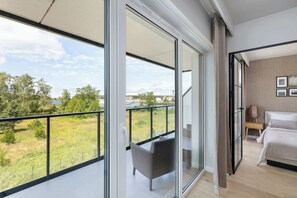 2 bedrooms, iron/ironing board, travel cot, WiFi - Bright Apartment with Balcony | Spa Area and Parking (Dziwnów)