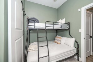 3 Schlafzimmer, Schreibtisch, Bügeleisen/Bügelbrett, WLAN