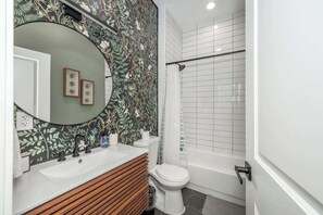 Shower, hair dryer, towels - The Baymiller Row - For 6! (Cincinnati)