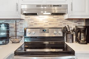 Geladeira, micro-ondas, fogão, cooktop