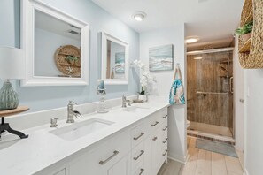 Shower, hair dryer, towels, soap - Charming 1-bedroom condo in brilliant Seabrook Island with WiFi, AC (Johns Island)