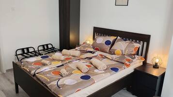 3 habitaciones, tabla de planchar con plancha, wifi y ropa de cama