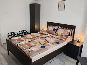 3 bedrooms, iron/ironing board, WiFi, bed sheets