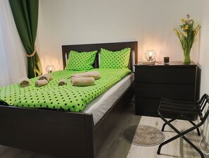 3 habitaciones, tabla de planchar con plancha, wifi y ropa de cama 