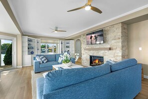 Una televisión, una chimenea, un futbolín