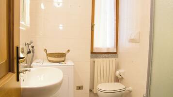 Doccia, asciugacapelli, bidet, asciugamani