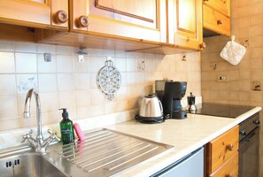 Fridge, oven, stovetop, coffee/tea maker