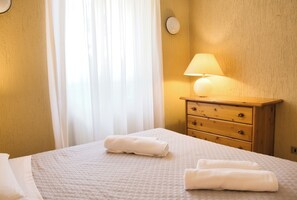 1 habitación, tabla de planchar con plancha, wifi gratis y ropa de cama 