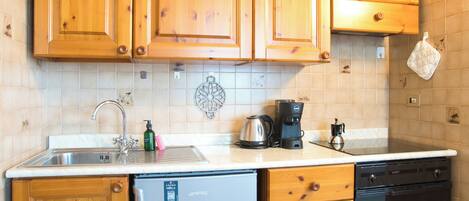 Refrigerador, microondas, horno, placa de cocina