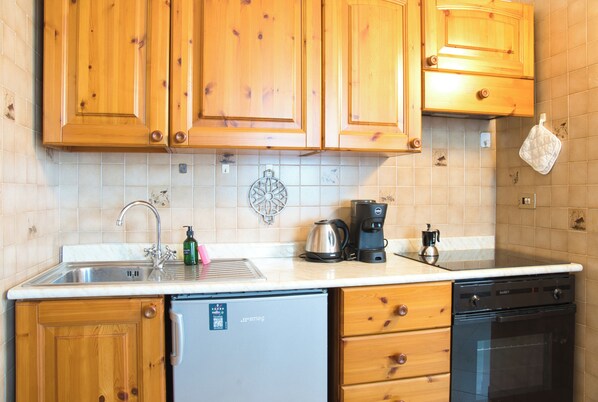 Fridge, oven, stovetop, coffee/tea maker