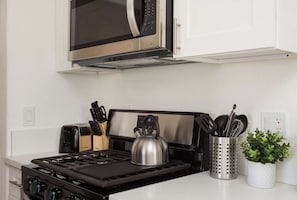 Refrigerador, microondas, horno y cafetera y tetera
