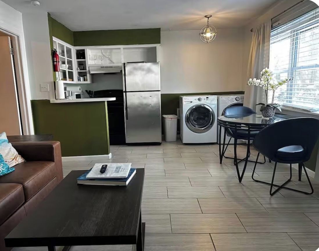 Een knus woongedeelte met een kitchenette, een eethoek en een zithoek.