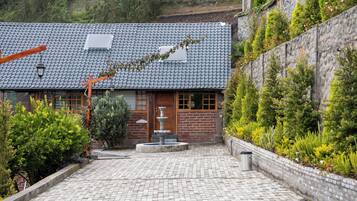 Kahden hengen perhehuone (yksi tai kaksi sänkyä), kaupunkinäköala | Ilmainen Wi-Fi