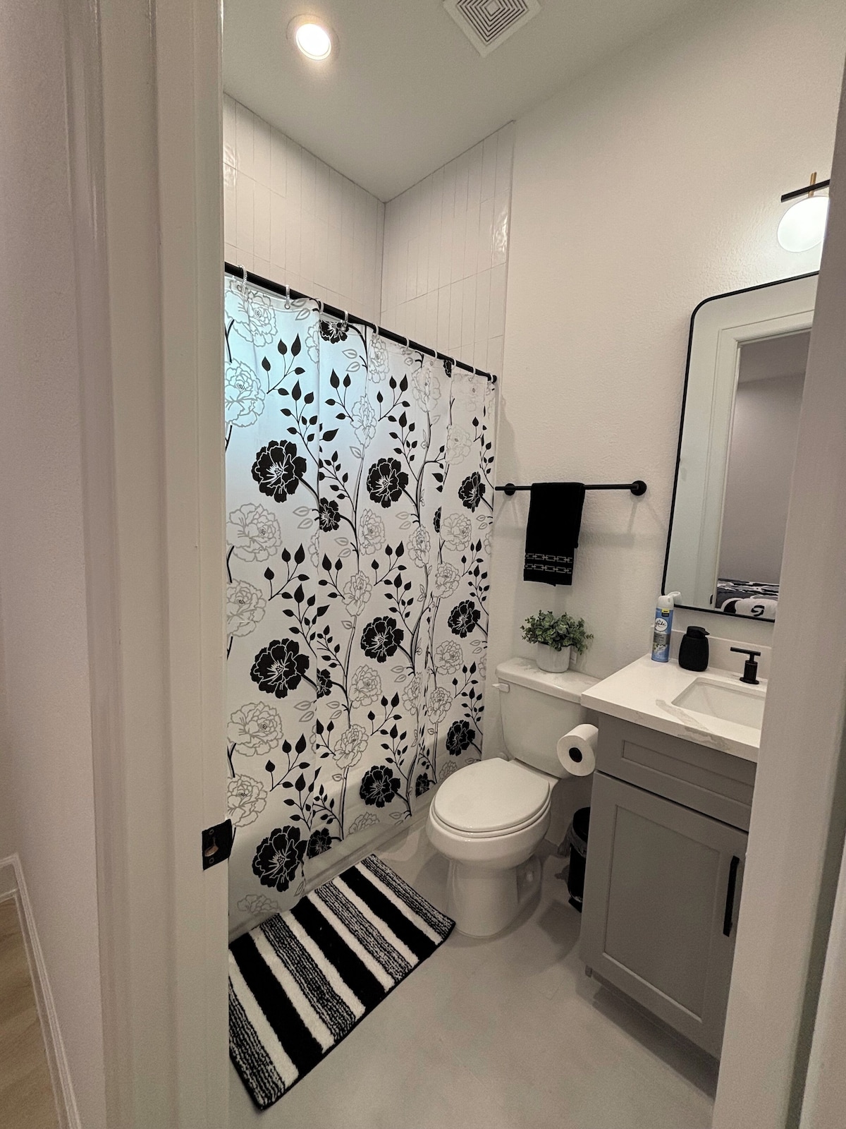 Photo 10 of Dej’s Modern Retreat…Downtown Houston Texas