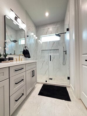 Douche, serviettes fournies, papier toilette