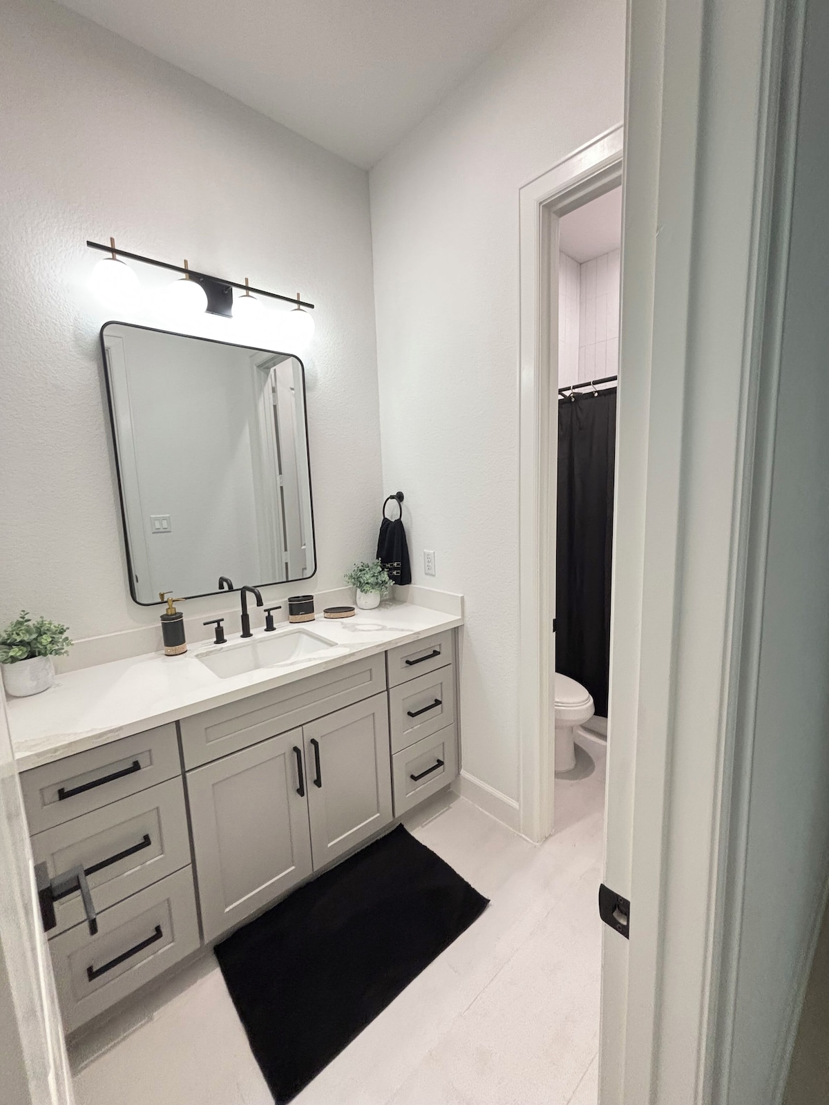 Photo 8 of Dej’s Modern Retreat…Downtown Houston Texas