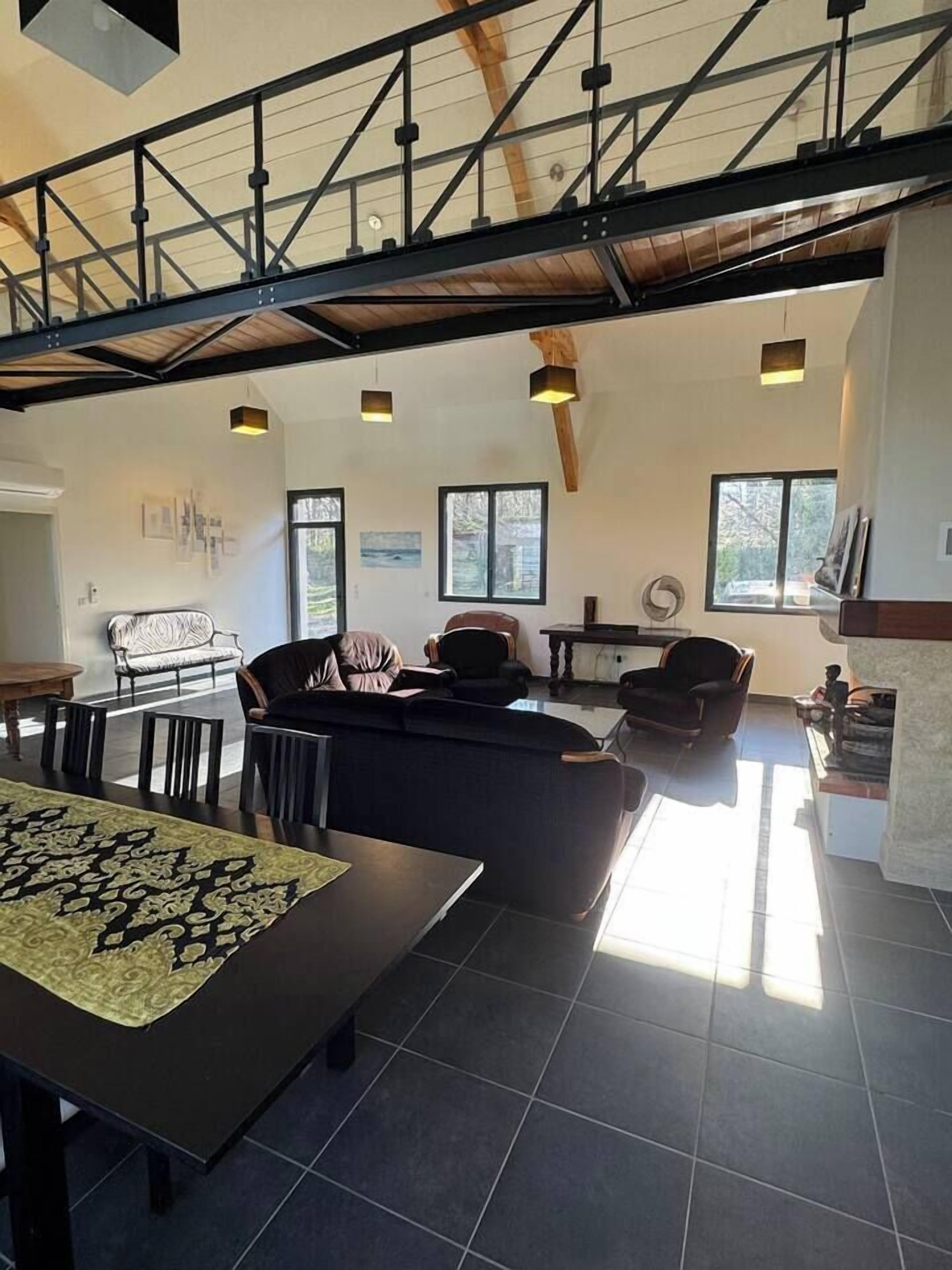 Fernseher, Kamin, Tischfußball, Tischtennisplatte