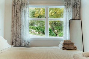 6 bedrooms, iron/ironing board, WiFi, bed sheets - Okere Lake House - Lakefront with Private Jetty (Okere Falls)