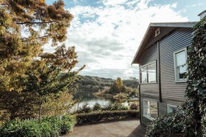 Property grounds - Okere Lake House - Lakefront with Private Jetty (Okere Falls)