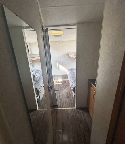 Cozy 2-bedroom RV with WiFi, AC in peaceful Euclid