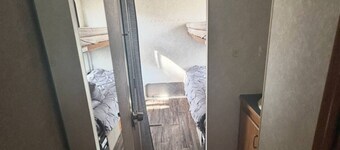 Cozy 2-bedroom RV with WiFi, AC in peaceful Euclid