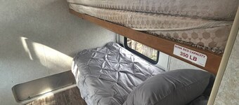 Cozy 2-bedroom RV with WiFi, AC in peaceful Euclid