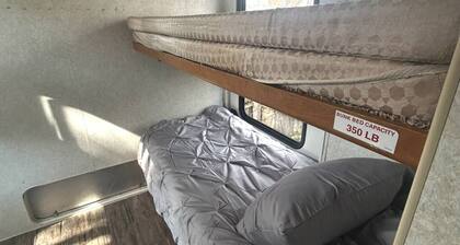 Cozy 2-bedroom RV with WiFi, AC in peaceful Euclid