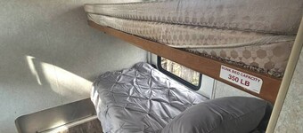 Cozy 2-bedroom RV with WiFi, AC in peaceful Euclid