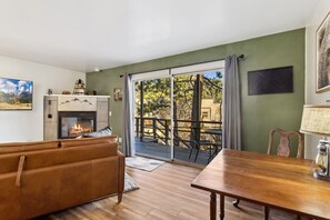 Televisión y chimenea