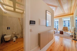 Deluxe Studio | Bathroom | Shower, hair dryer, towels, soap - YOUROPO - Collection (Porto)