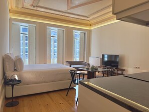 Deluxe Studio | Blackout drapes, iron/ironing board, free WiFi, bed sheets