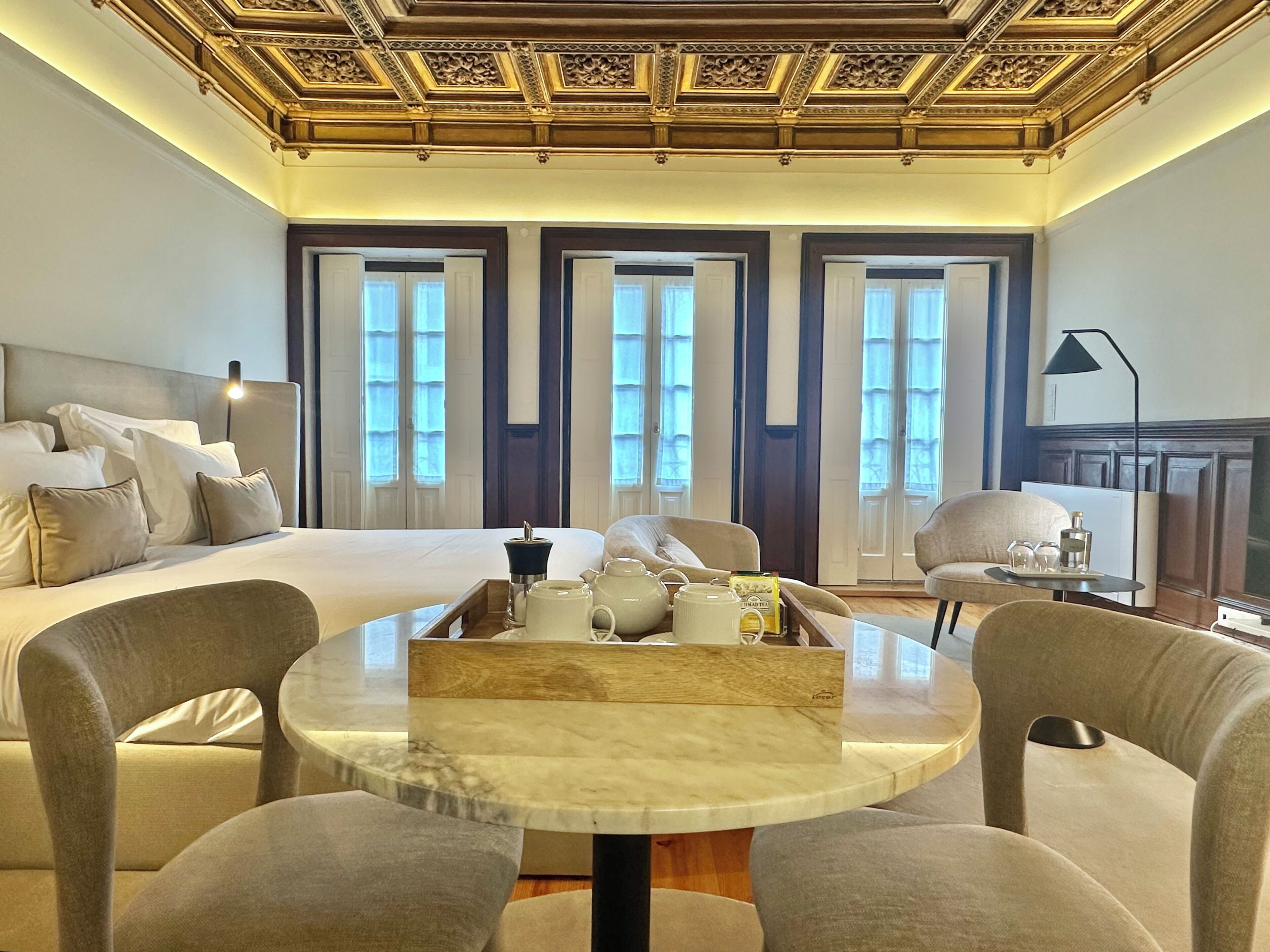 Cortinas blackout, tabla de planchar con plancha y wifi gratis 