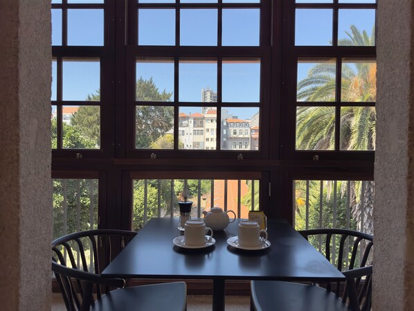 Estudio Gallery | Cortinas blackout, tabla de planchar con plancha y wifi gratis 