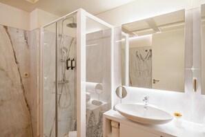 Classic Studio | Bathroom | Shower, hair dryer, towels, soap - YOUROPO - Collection (Porto)