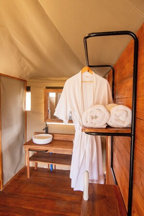 Room | Bathroom | Free toiletries, towels, soap, shampoo