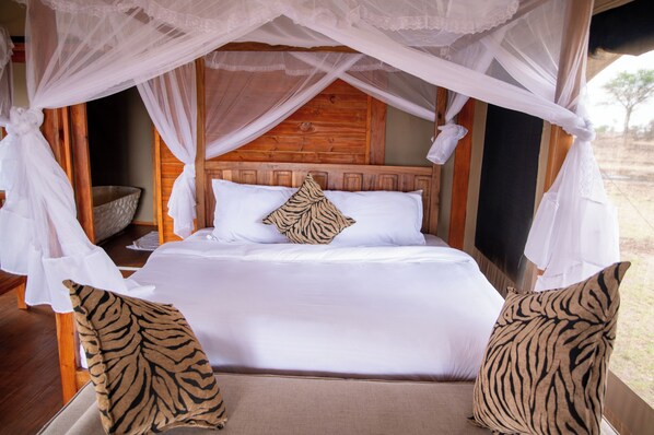Desk, laptop workspace, free WiFi, bed sheets - Pumba Luxury Camps (Serengeti)
