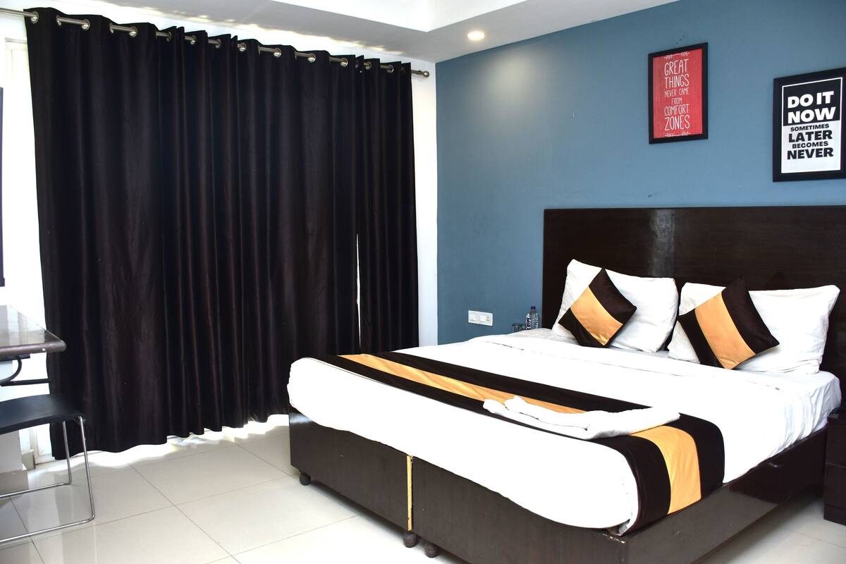 Escritorio, espacio para trabajar con laptop y wifi gratis