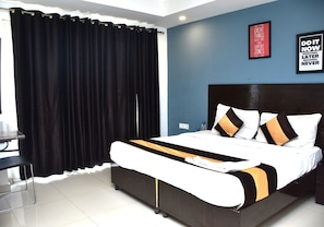 Habitación doble, balcón, vista a la ciudad | Escritorio, espacio para trabajar con laptop y wifi gratis