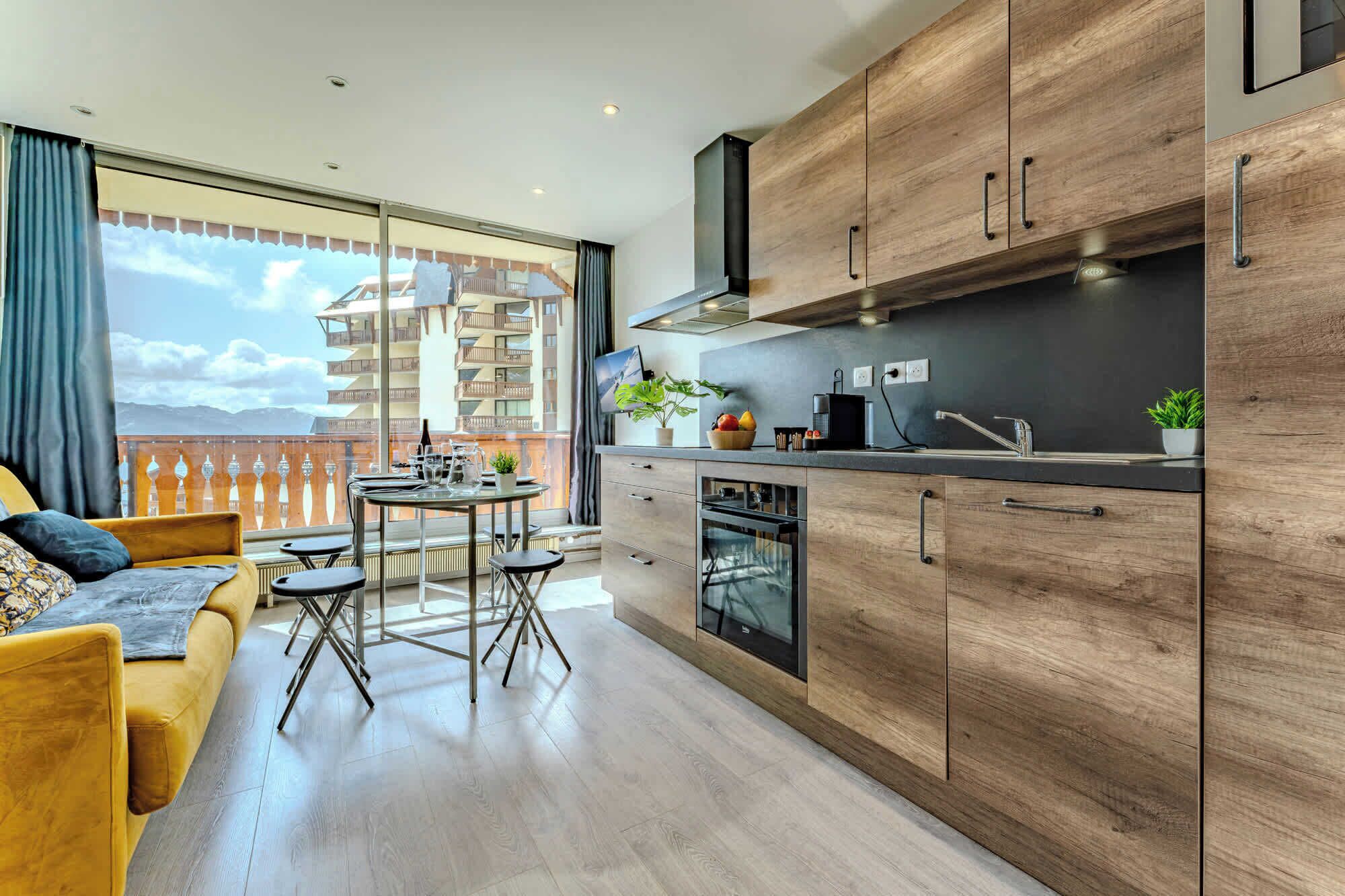 雪櫃、微波爐、焗爐、爐具