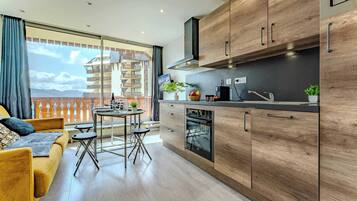 Een koelkast, een microgolfoven, een oven, een kookplaat