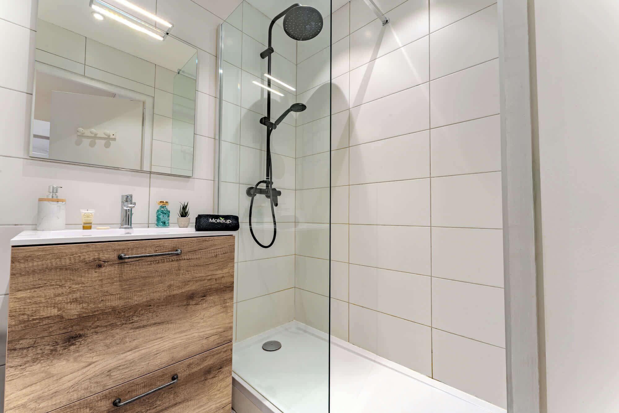 Douche, serviettes fournies