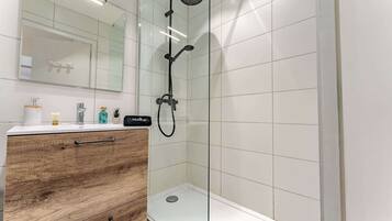 Een douche, handdoeken